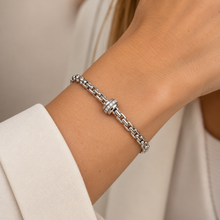 Carica l'immagine nel visualizzatore di Gallery, Bracciale Nodo di Luce indossato