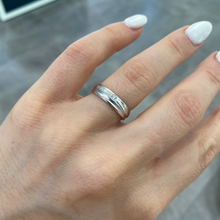 Carica l'immagine nel visualizzatore di Gallery, FEDE IN ORO BIANCO CON SATINATURA E DIAMANTI