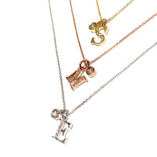 Carica l'immagine nel visualizzatore di Gallery, CATENINA CON INIZIALE IN DIAMANTI