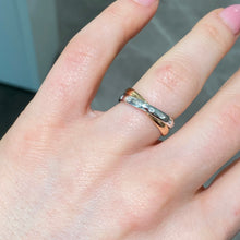 Carica l'immagine nel visualizzatore di Gallery, FEDINE INTRECCIATE IN ORO ROSA E BIANCO CON DIAMANTI