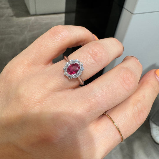 ANELLO RUBINO OVALE E DIAMANTI