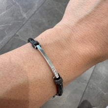 Carica l&#39;immagine nel visualizzatore di Gallery, BRACCIALE IN ARGENTO BRUNITO CON PIASTRINA DA UOMO
