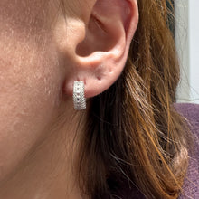 Carica l'immagine nel visualizzatore di Gallery, ORECCHINI A CERCHIO CON ZIRCONI BAGUETTE
