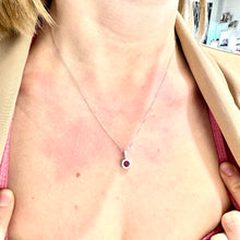 Carica l&#39;immagine nel visualizzatore di Gallery, COLLANA PUNTO LUCE ZIRCONE ROSSO
