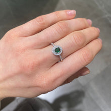 Carica l'immagine nel visualizzatore di Gallery, ANELLO SOLITARIO VERDE E ZIRCONI
