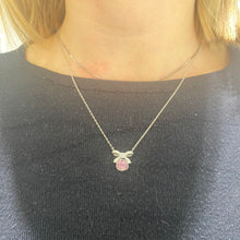 Carica l'immagine nel visualizzatore di Gallery, COLLANA FIOCCO CON ROSA BRILLANTE
