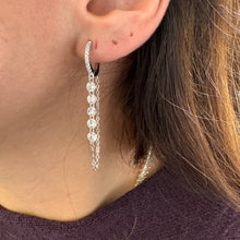 Carica l'immagine nel visualizzatore di Gallery, ORECCHINI CERCHIO CON CATENELLA PENDENTE
