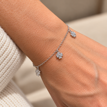 Carica l'immagine nel visualizzatore di Gallery, BRACCIALE QUADRIFOGLI PENDENTI CON ZIRCONI
