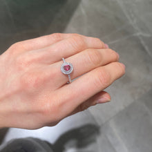 Carica l'immagine nel visualizzatore di Gallery, ANELLO SOLITARIO ROSSO E ZIRCONI
