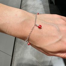 Carica l&#39;immagine nel visualizzatore di Gallery, BRACCIALE BABY COCCINELLE ROSSE PENDENTI
