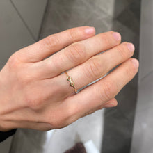 Carica l'immagine nel visualizzatore di Gallery, ANELLO INFINITO ORO GIALLO
