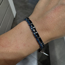 Carica l&#39;immagine nel visualizzatore di Gallery, BRACCIALE IN MAGLIA BLU E NERO
