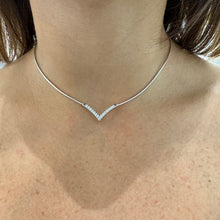 Carica l&#39;immagine nel visualizzatore di Gallery, COLLANA RIGIDA A &#39;V&#39;
