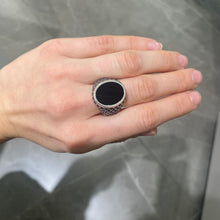 Carica l&#39;immagine nel visualizzatore di Gallery, ANELLO UOMO OVALE CON ONICE
