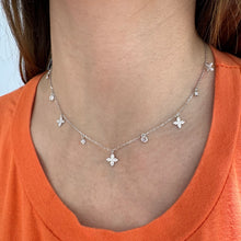 Carica l'immagine nel visualizzatore di Gallery, COLLANA FIORE E PUNTO LUCE
