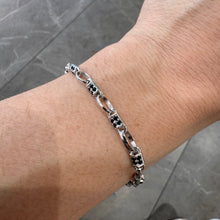 Carica l&#39;immagine nel visualizzatore di Gallery, BRACCIALE IN ARGENTO CON PIETRE NERE
