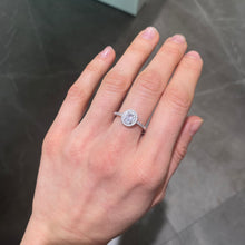 Carica l'immagine nel visualizzatore di Gallery, ANELLO SOLITARIO E ZIRCONI
