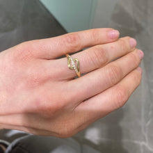 Carica l'immagine nel visualizzatore di Gallery, ANELLO ONDA ORO GIALLO CON ZIRCONI
