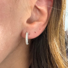 Carica l'immagine nel visualizzatore di Gallery, ORECCHINI A CERCHIO CON PAVÈ DI ZIRCONI
