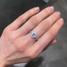 Carica l'immagine nel visualizzatore di Gallery, ANELLO SOLITARIO AZZURRO E ZIRCONI
