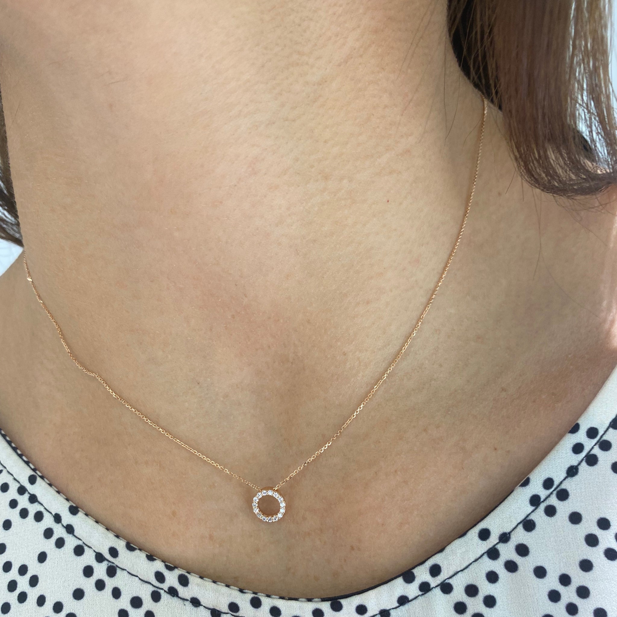 Collana da donna in oro giallo 585 14 carati con ciondolo a forma di cerchio e sfera di zirconi Collana da donna in oro giallo 585 14 carati con ciondolo a forma di cerchio e sfera di zirconi
