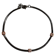 Carica l&#39;immagine nel visualizzatore di Gallery, BRACCIALE IN ARGENTO CON TRE DADINI ROSATI
