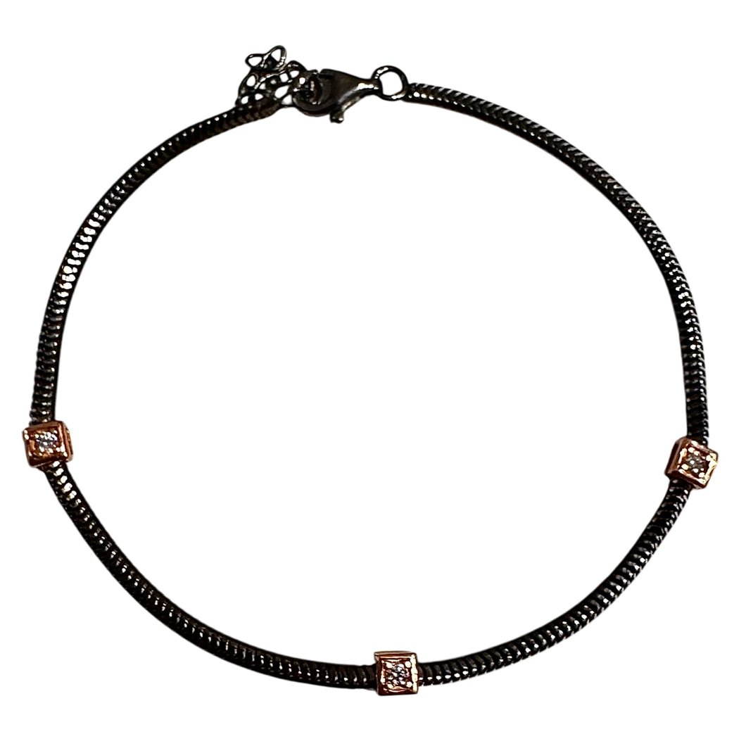 BRACCIALE IN ARGENTO CON TRE DADINI ROSATI