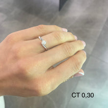 Carica l'immagine nel visualizzatore di Gallery, ANELLO SOLITARIO VALENTINO
