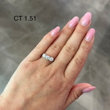 Carica l'immagine nel visualizzatore di Gallery, ANELLO TRILOGI IN DIAMANTI
