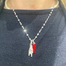 Carica l'immagine nel visualizzatore di Gallery, COLLANA CORNETTO ROSSO e MANO
