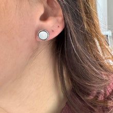 Carica l'immagine nel visualizzatore di Gallery, ORECCHINI MADREPERLA A LOBO
