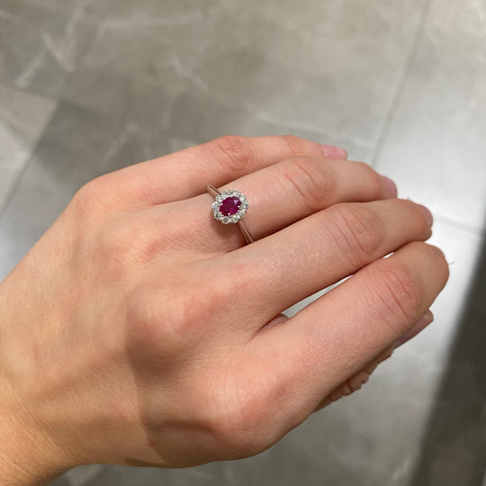 ANELLO RUBINO OVALE E DIAMANTI