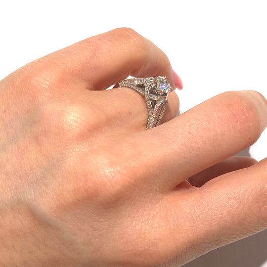 ANELLO SOLITARIO PAVÉ SUL GAMBO