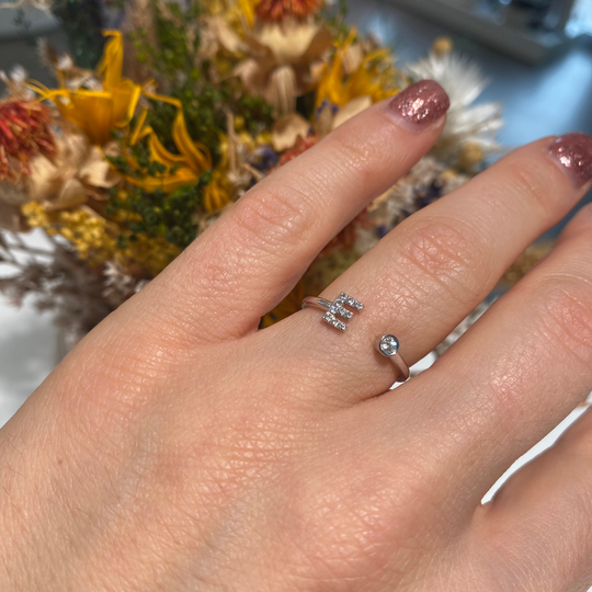 ANELLI CON INIZIALE IN DIAMANTI