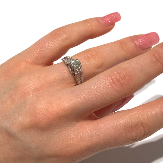 ANELLO SOLITARIO PAVÉ SUL GAMBO