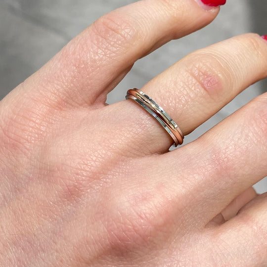 FEDI IN ORO BIANCO CON STRISCIA IN RILIEVO ORO ROSA