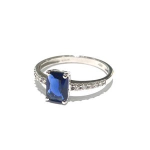 ANELLO ZIRCONE BLU TAGLIO SMERALDO CON ZIRCONI SUL GAMBO