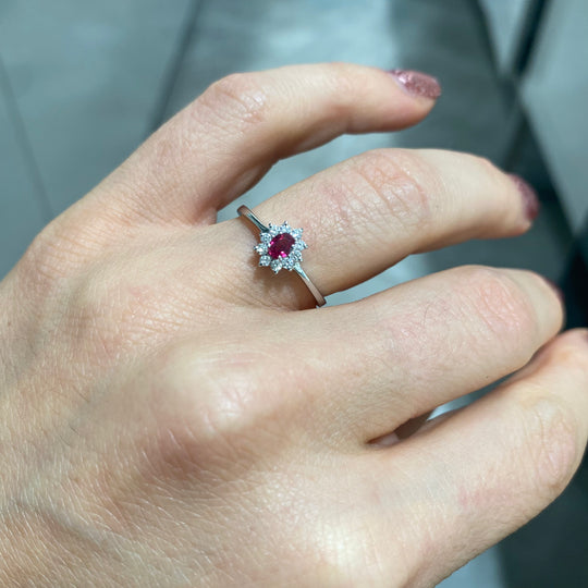 ANELLO RUBINO OVALE E DIAMANTI