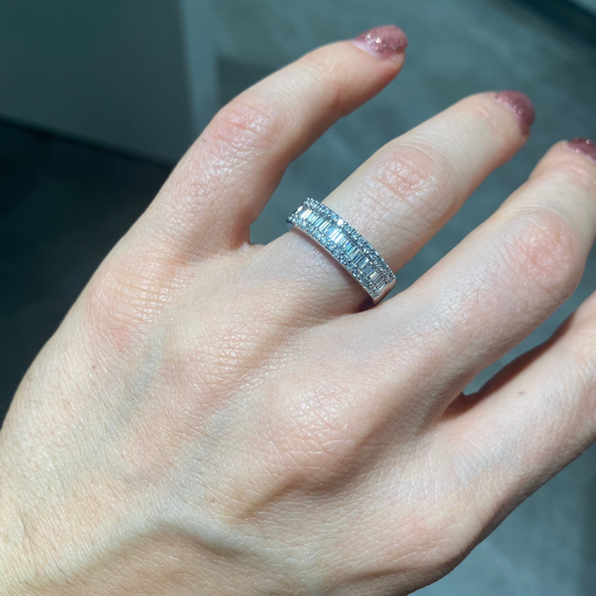ANELLO FASCIA CON DIAMANTI BAGUETTE